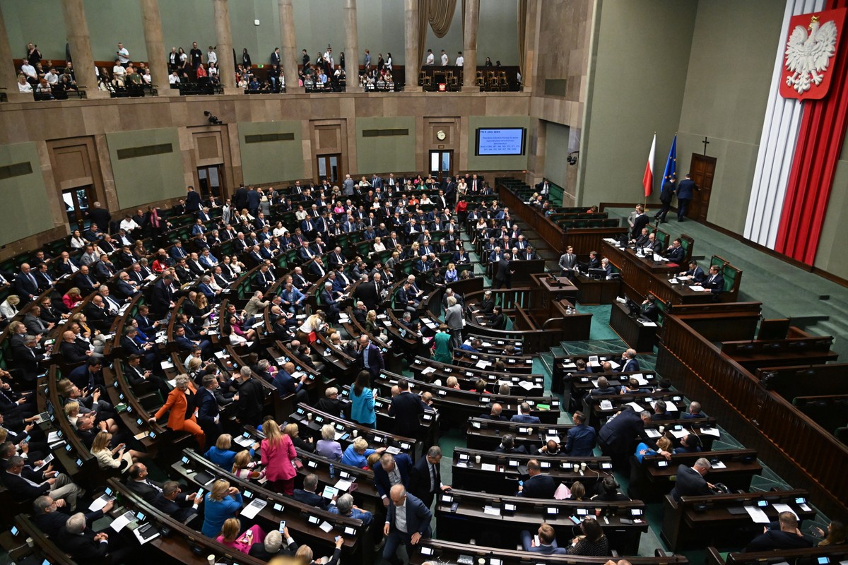 Posłowie na sali obrad Sejmu w Warszawie