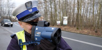 Uwaga! Mało osób wie o tej zmianie w przepisach, a policja masowo daje mandaty, wykorzystując zapis z dronów!