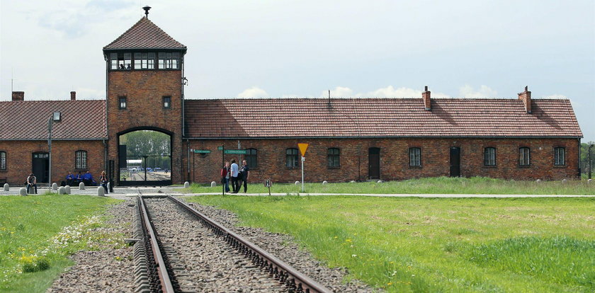 Mieszkańcy Brzezinki oburzeni. W pobliżu "Bramy Śmierci" stanęła... buda z lodami