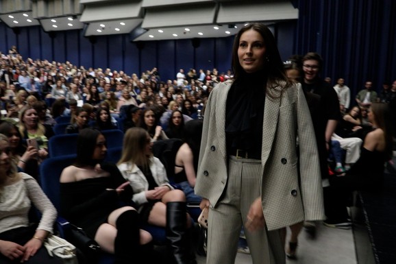 (VIDEO) DŽEJLA RAMOVIĆ U PRVOM REDU NA KONCERTU JAKOVA JOZINOVIĆA Suva elegancija za kolegu: Mladi Hrvat napravio NOĆ ZA PAMĆENJE