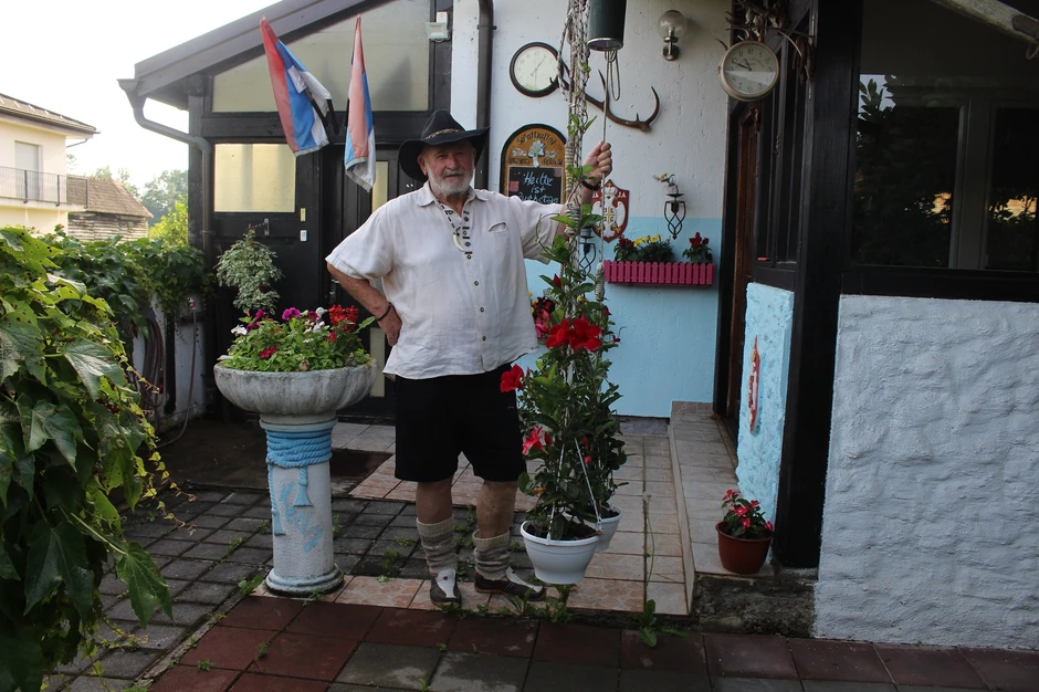 Stojan-Janjic-Keli-ispred-svoje-kuce-foto-Milan-Pilipovic