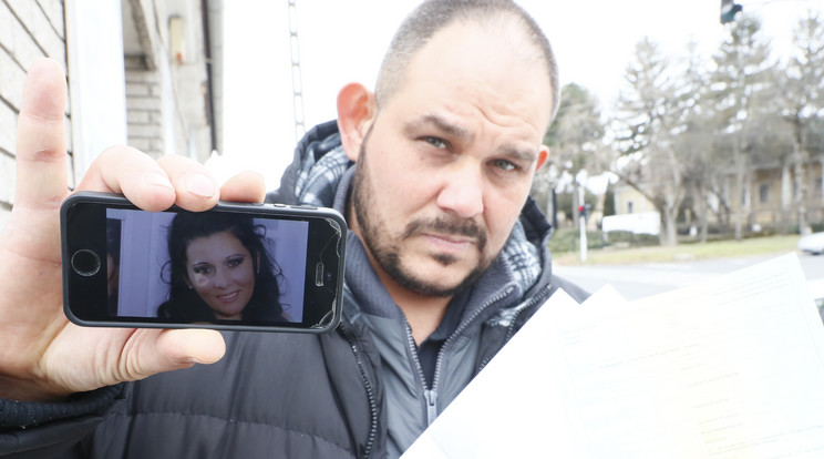 Felesége fotóját mutatja János. A temetéshez még 400 ezer forint hiányzik/ Fotó: Fuszek Gábor
