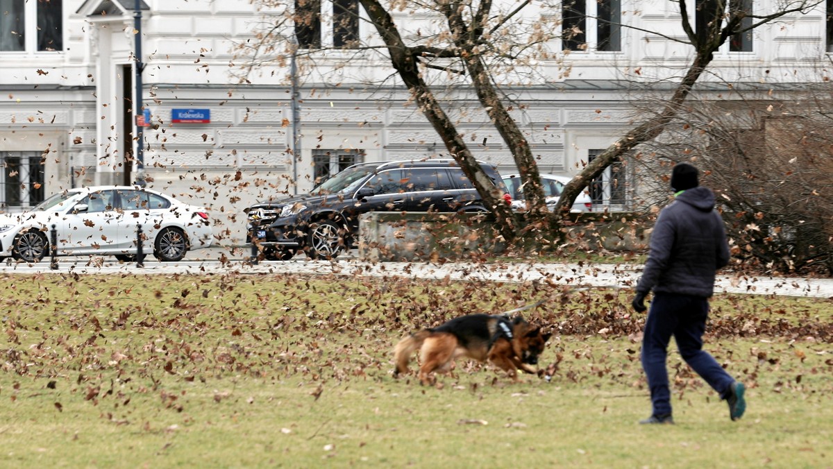 Straż pożarna w całym kraju odnotowała dotąd ponad 20 tys. zdarzeń. Ponad 1,2 mln gospodarstw domowych pozostaje bez prądu – poinformował w sobotę w Drawsku Pomorskim wiceminister spraw wewnętrznych i administracji Paweł Szefernaker.