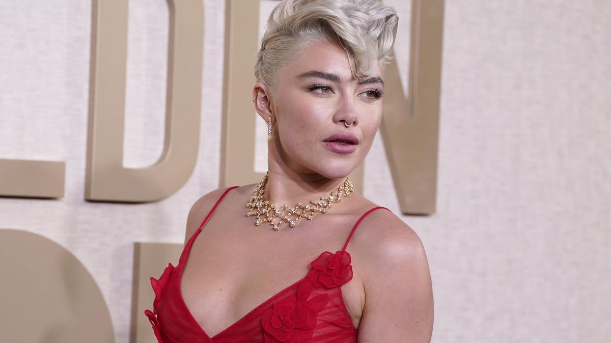 Florence Pugh lecserélte a meztelenruháját, és királynőnek öltözött