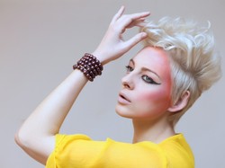 Fryzury na sylwestra z krótkich włosów: wytworne, zadziorne, modne!