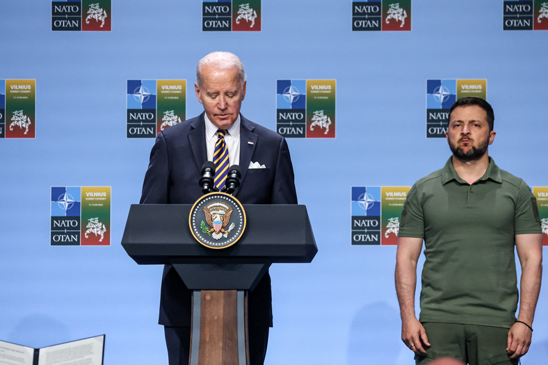 Prezydent USA Joe Biden i prezydent Ukrainy Wołodymyr Zełenski podczas szczytu NATO w Wilnie. 12 lipca 2023 r.