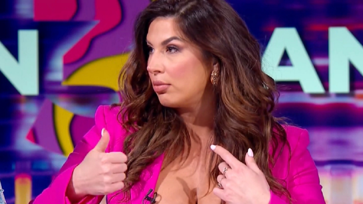 GORE MREŽE ZBOG VRELOG IZDANJA ENE POPOV Voditeljka se pojavila u emisiji sa OGROMNIM DEKOLTEOM, svi se pitaju: 