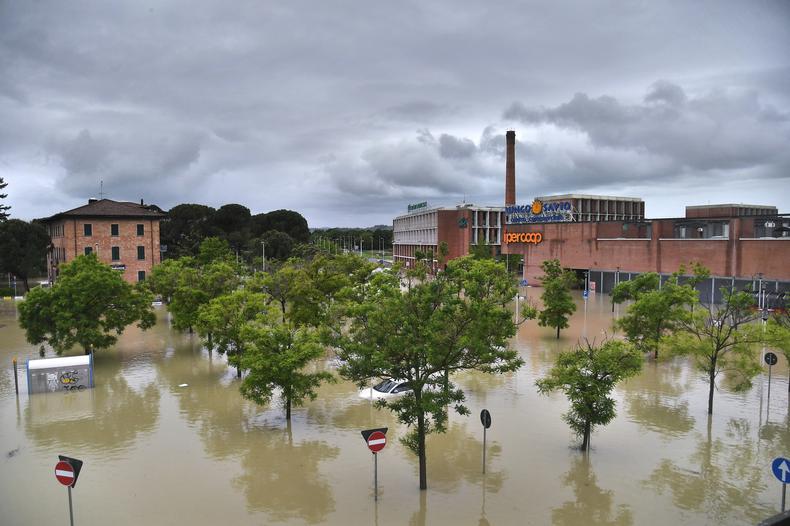 W środkowych Włoszech wiele rzek wystąpiło z brzegów (na zdjęciu zalany supermarket w Cesenie)