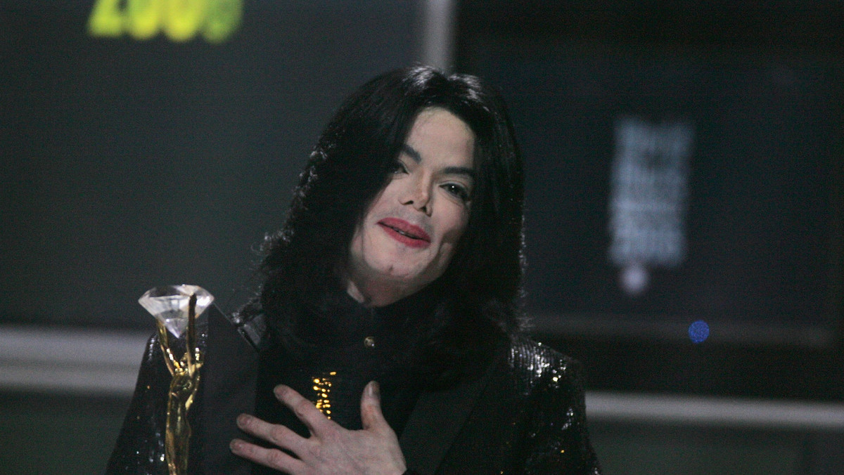 Pomnik Michaela Jacksona został usunięty sprzed londyńskiego stadionu Craven Cottage.