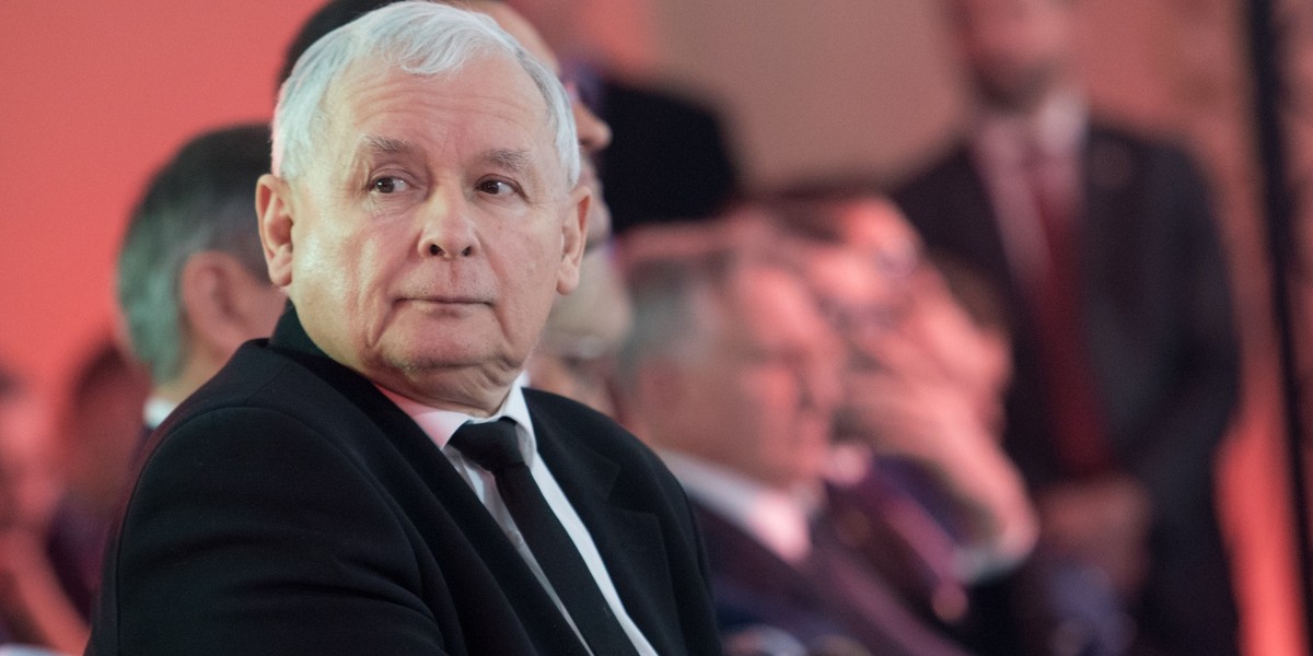 Jak ujawniła "GW", to Jarosław Kaczyński - poseł zawodowy - organizował spotkania i podejmował w sprawie inwestycji najważniejsze decyzje