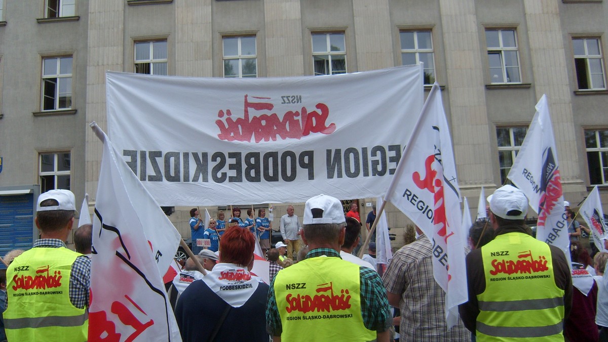 Obradujący dzisiaj w Warszawie Sztab Protestacyjno-Strajkowy NSZZ "Solidarność" stwierdził, że żaden z głównych postulatów związku nie został przez rząd uwzględniony. Do 28 marca sztab czeka na konkretne propozycje i terminy ich realizacji.