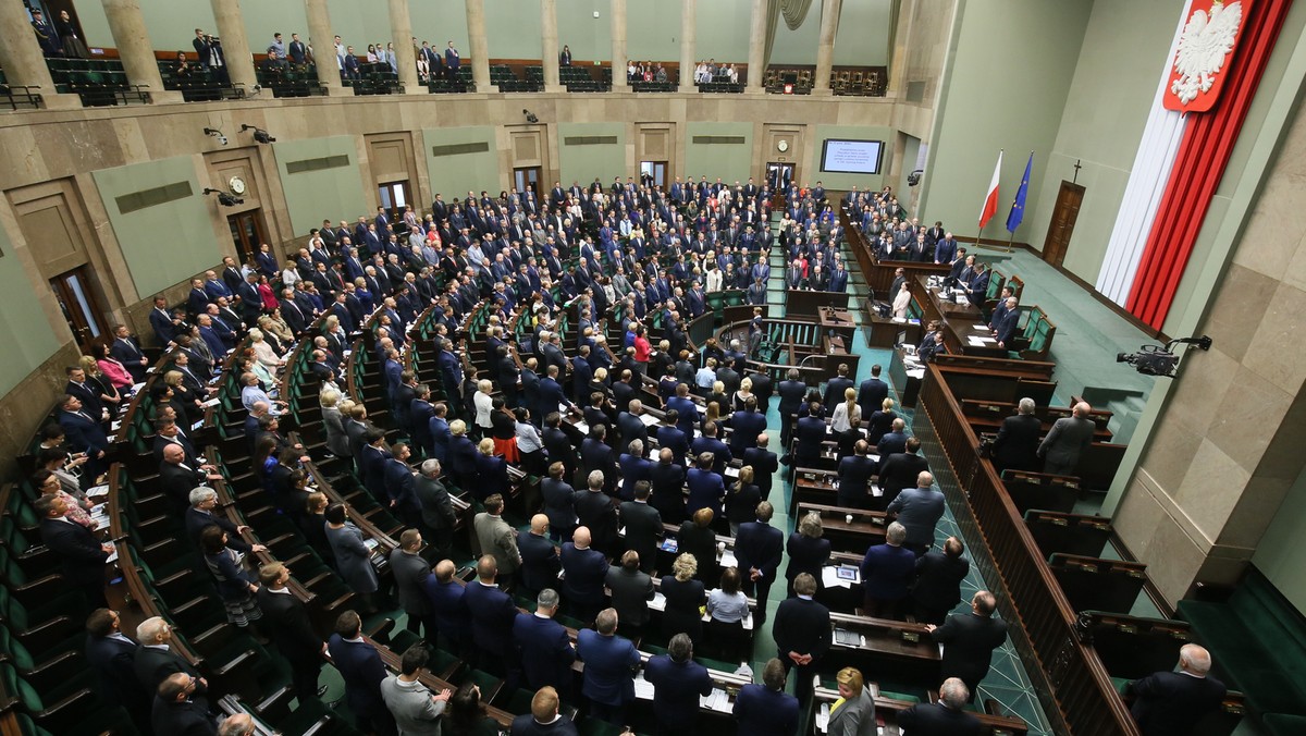 Sejm uczcił setną rocznicę objawień fatimskich. W przyjętej uchwale napisano m.in., że rzadko które wydarzenie religijne odegrało tak ważną rolę w dziejach Kościoła i świata. Odrzucenia uchwały chciał klub Nowoczesna.