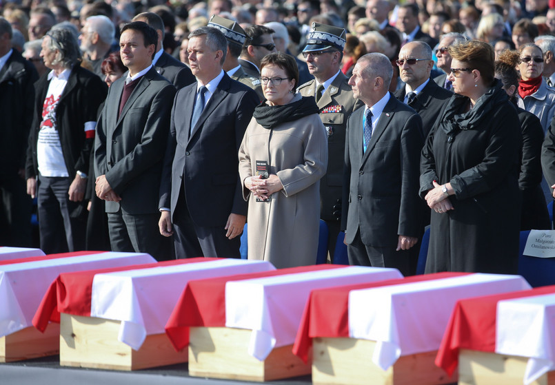 Ich rodziny czekały na to kilkadziesiąt lat. Na tak zwanej Łączce na warszawskich Powązkach odbył się uroczysty pogrzeb 35 żołnierzy podziemia niepodległościowego. W uroczystości wzięli udział przedstawiciele rodzin pomordowanych, władze państwowe i zwykli ludzie, którzy przyszli oddać hołd bohaterom. Najpierw była msza święta na Placu Marszałka Piłsudskiego. Celebrował ją biskup polowy Wojska Polskiego Józef Guzdek. "Dopiero dziś odbieracie należną Wam cześć. Dopiero dziś wasz pogrzeb" - mówił podczas homilii. Dodał, że choć żołnierze stracili życie, to jednak ostatecznie wygrali walkę ze złem i niepamięcią, a Polska dzięki ich dumie i niezłomności cieszy się dziś wolnością. Wyklęci-Niezłomni zostawili także nam, potomnym testament - zaznaczył bp Guzdek. Przykładem jest list, który ppłk. Łukasz Ciepliński napisał do swojego syna. Napisał w nim, że odbiorą mu życie, ale to nie najważniejsze.