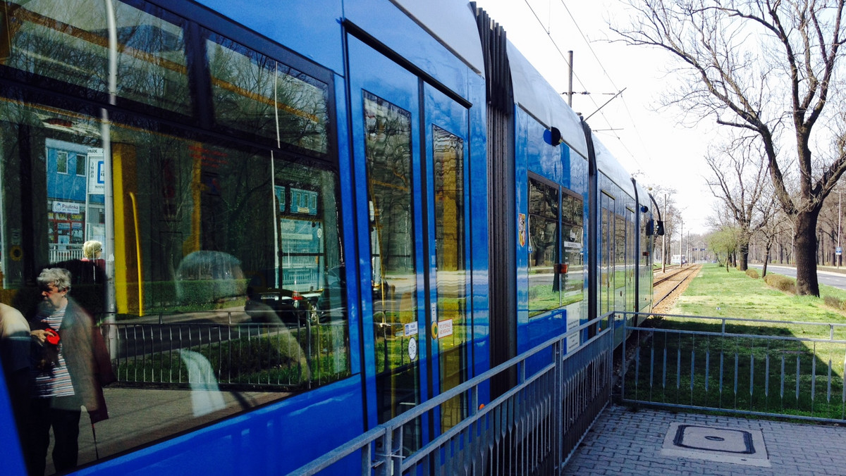 Po podłożeniu bomby we wrocławskim autobusie, MPK przygotowało specjalny instruktaż dla swoich pasażerów. Film od dziś będzie puszczany niemal we wszystkich tramwajach i autobusach. W krótkiej prezentacji wyszczególniono najważniejsze rzeczy, które powinny zwrócić uwagę podróżnych.