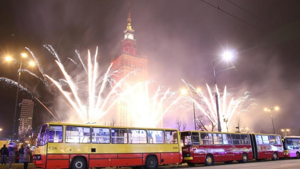 W związku z 24. finałem Wielkiej Orkiestry Świątecznej Pomocy na ulice Warszawy wyruszą specjalne linie obsługiwane zabytkowymi tramwajami i autobusami. Przejazd nimi będzie bezpłatny. Zbiórkę na rzecz WOŚP prowadzić będą w nich członkowie Klubu Miłośników Komunikacji Miejskiej i wolontariusze. Podpowiadamy, jaką trasą będą kursować "serduszkowe" linie.