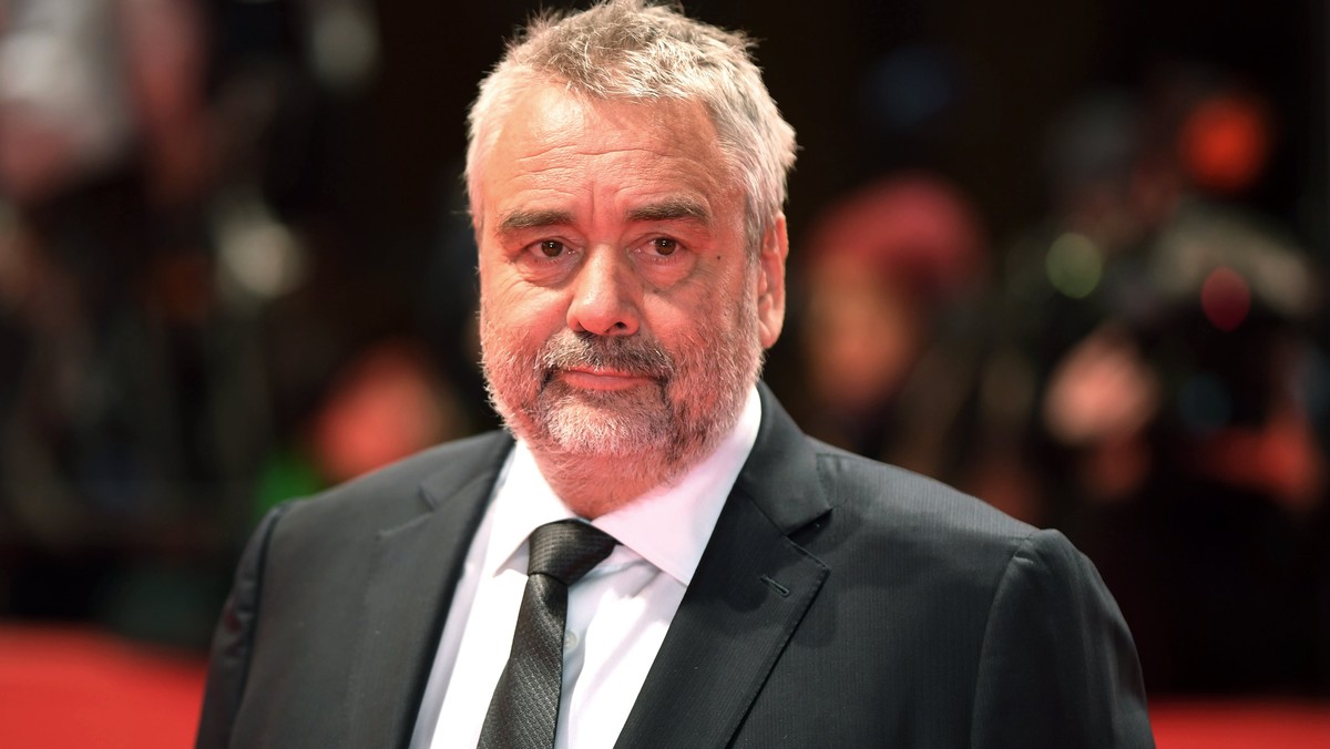 Luc Besson ma problemy sądowe. Wszystko przez jelenie żyjące w jego posiadłości, które czynią szkody na okolicznych polach. Rolnicy domagają się odszkodowań od myśliwych, które otrzymują. Myśliwi chcą jednak, aby reżyser zwrócił im wydatki. Besson nie zgadza się ani na odstrzał, ani na płacenie. Sprawa swój finał będzie mieć w sądzie. 