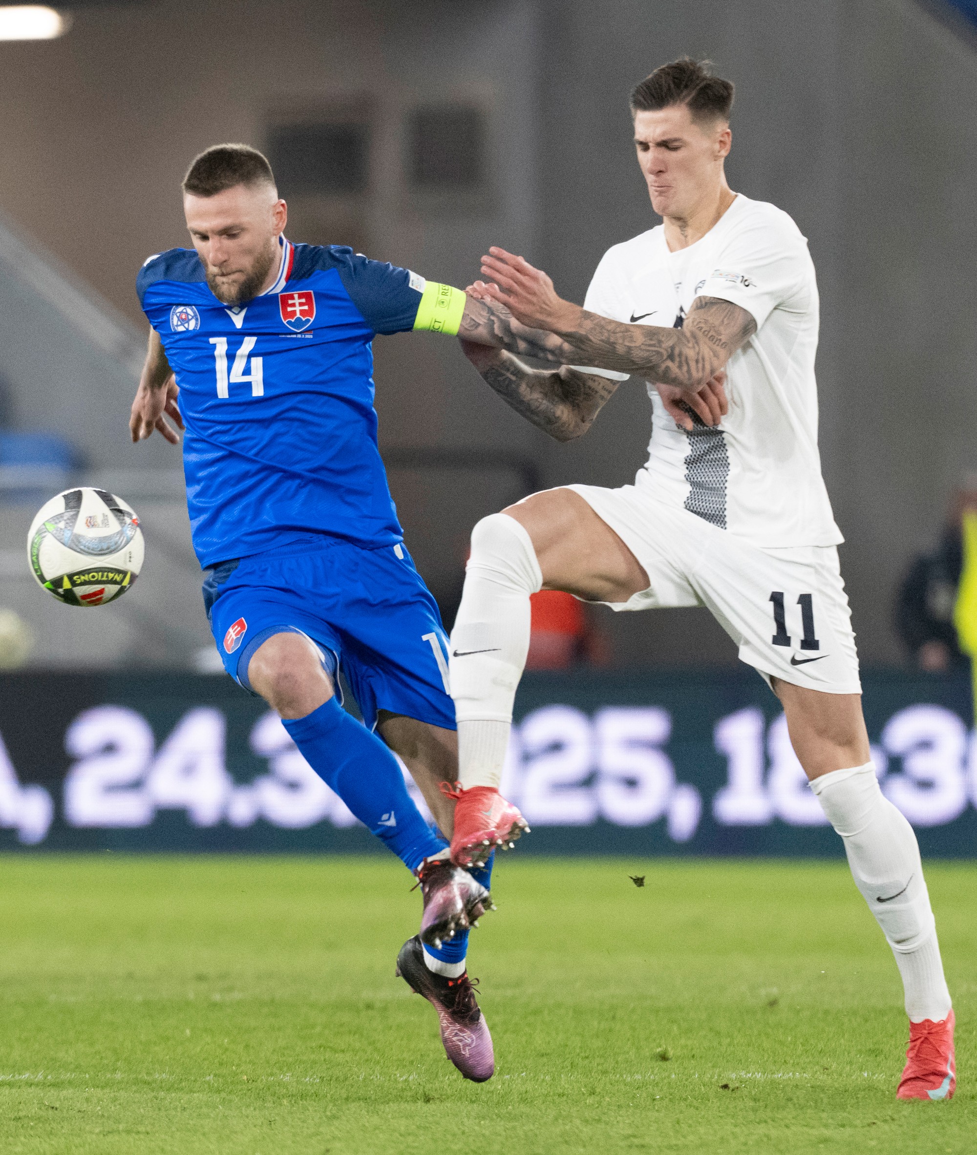 Milan Škriniar a slovinský hráč Benjamin Šeško.
