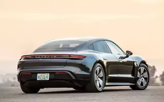 Porsche Taycan – ponad sto osób w Polsce zamówiło je „w ciemno” 