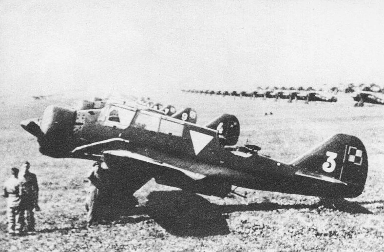 PZL.23 Karaś na lotnisku w Warszawie. Na drugim planie myśliwce PZL P.11 i PZL P.7