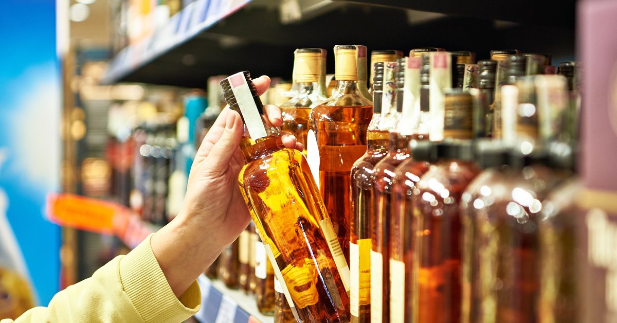 Polak kupi więcej alkoholu za średnią pensję niż dwie dekady temu? Dane GUS zaskakują