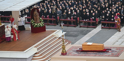 Pogrzeb Benedykta XVI dobiegł końca. Wierni opuszczają plac św. Piotra [RELACJA NA ŻYWO]