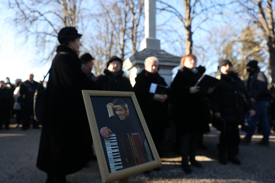 Végső búcsút vesznek Babicsek Bernáttól a solymári temetőben / Fotó: Zsolnai Péter