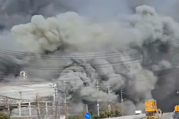 (VIDEO) STRAVIČAN POŽAR U FABRICI AUTO DELOVA! Horor u Južnoj Koreji: Na desetine povređenih, hitne službe jure na lice mesta