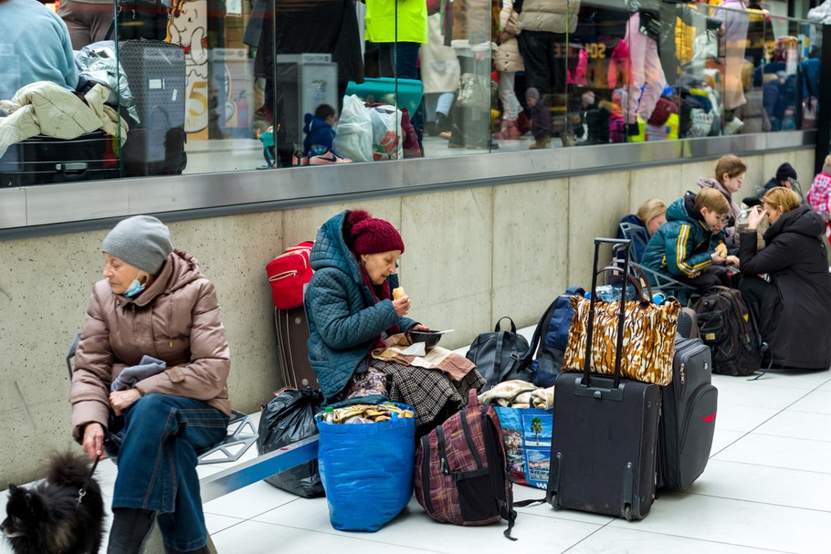  Uchodźcy z Ukrainy na dworcu kolejowym w Katowicach. Organizacja Narodów Zjednoczonych pisze o 5 milionach Ukraińców, którzy przekraczać będą granice sąsiadujących państw. Dotychczasowe statystyki pozwalają na stwierdzenie, że większość uchodźców przyjedzie właśnie do Polski