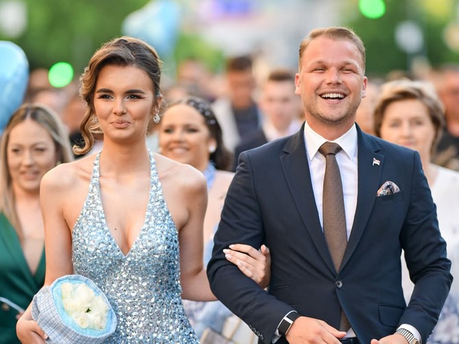 Milici iz Banjaluke je pratnja na maturi bio gradonačelnik Draško Stanivuković
