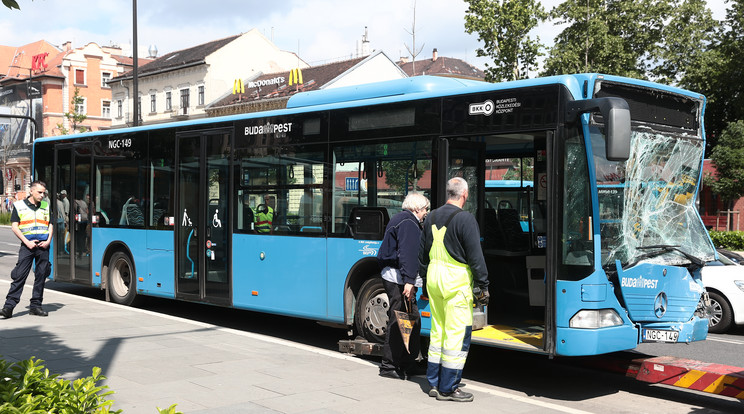 Buszbaleset a Széll Kálmán téren - Fotó: Isza Ferenc