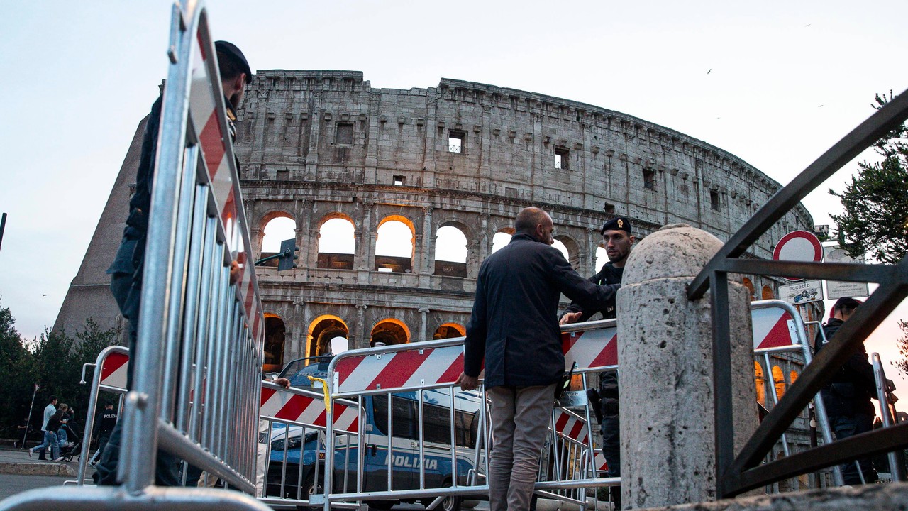 Protest turystów przed Koloseum. Chodzi o wizytę J.D. Vance'a. "Wpuśćcie nas!"