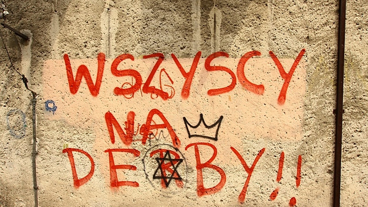 Antysemickie hasła nawołujące do nienawiści rasowej i symbole propagujące faszyzm - to codzienność, która "zdobi" elewacje wielu budynków w naszym mieście - czytamy w serwisie cozadzien.pl.