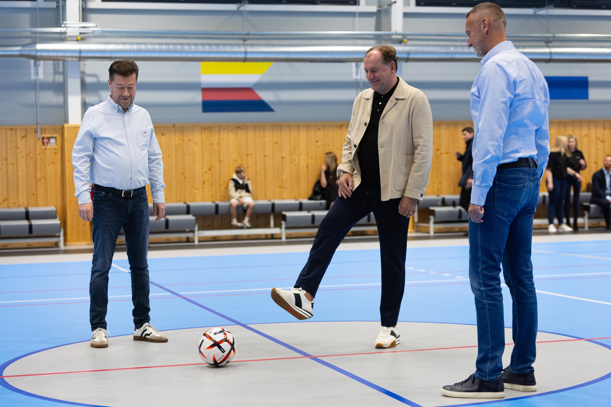 Z.ľava predseda Poslaneckej snemovne českého parlamentu Tomio Okamura, tréner slovenskej futbalovej reprezentácie Vladimír Weiss st. a predseda Národnej rady Slovenskej republiky a podpredseda strany HLAS Richard Raši