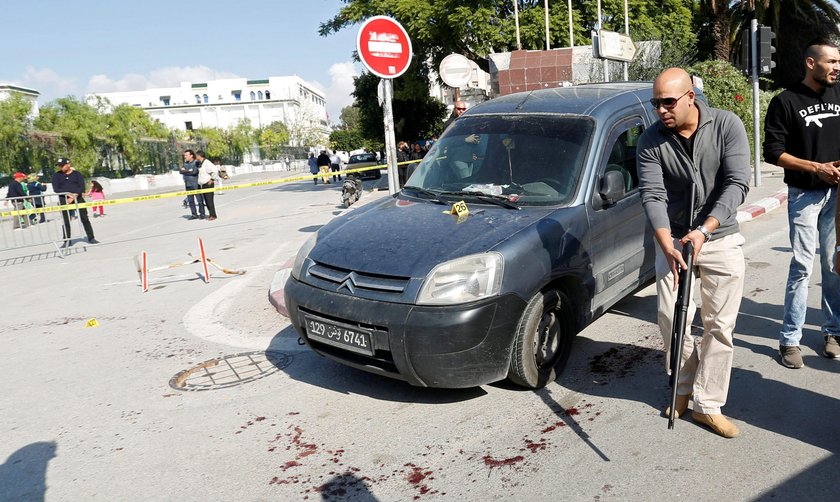 Atak przed parlamentem. Rzucił się z nożem na policjantów