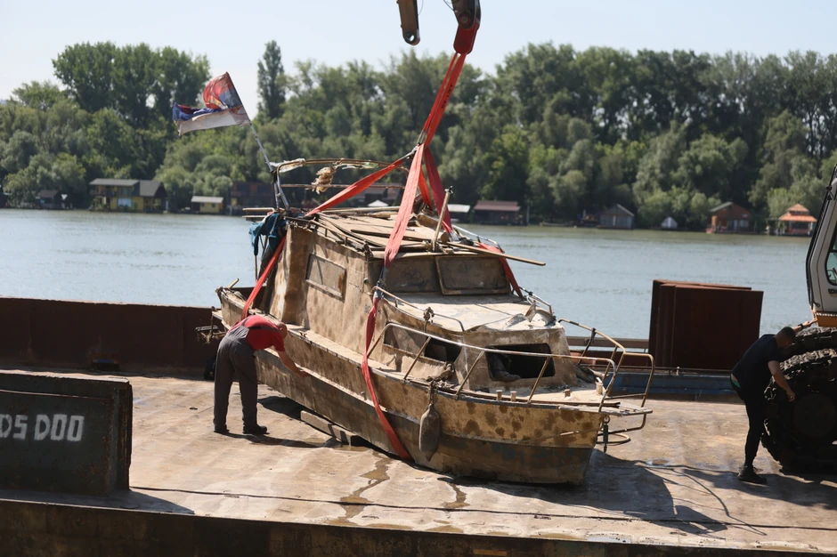 Izvlačenje čamca iz Save