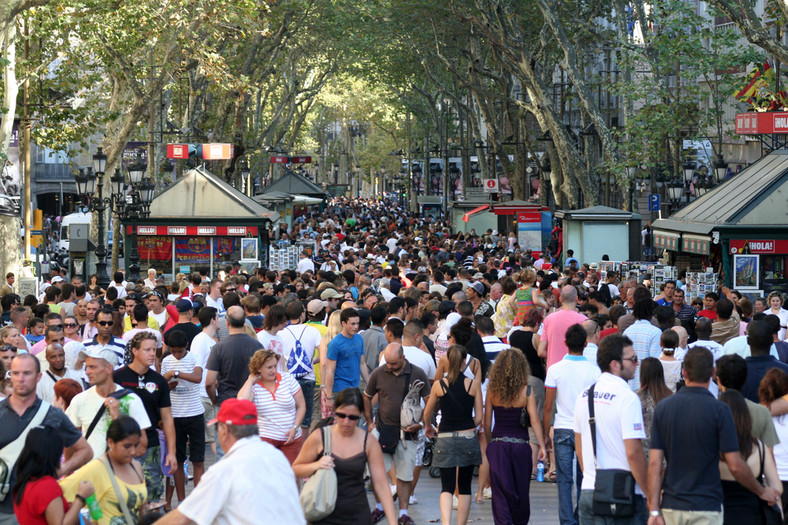 Tłum turystów na La Rambla w Barcelonie