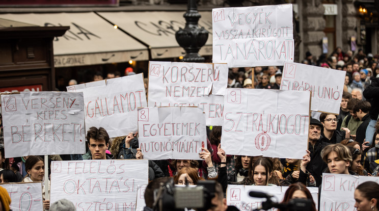 Tavaly, 2023. március 15-én kormányellenes, de békés tüntetéstől voltak hangosak Budapest utcái / Fotó: Zsolnai Péter