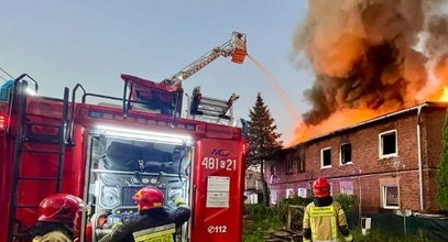 Śmierć przyszła w nocy. Mężczyzna nie zdołał uciec z płonącego budynku. Policja zatrzymała dwie osoby