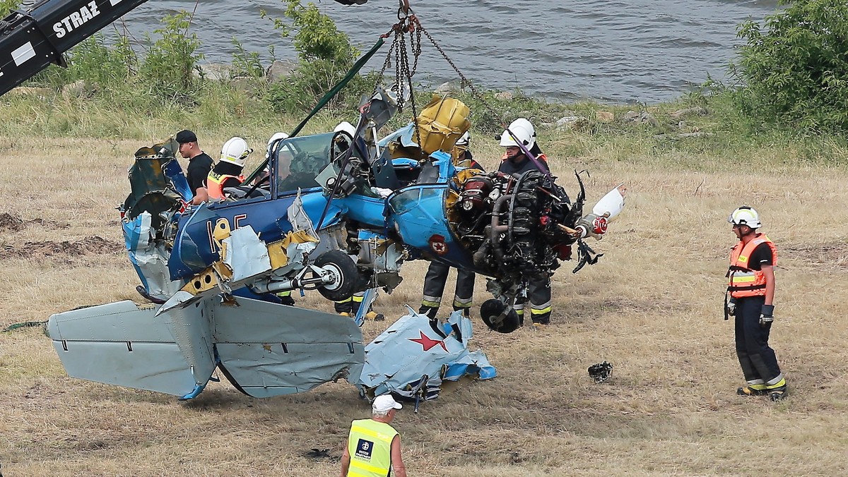 Organizator płockiego Pikniku Lotniczego w Płocku (Mazowieckie), gdzie doszło dzisiaj do wypadku samolotu Jak-52, w którym zginął pilot z Niemiec, zdecydował o kontynuowaniu pokazów w niedzielę. Wtedy też mają rozpocząć się badania wydobytej z Wisły maszyny w celu ustalenia przyczyn wypadku.