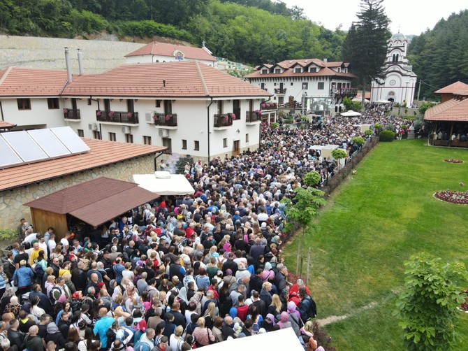 Obretenje i presvlačenje moštiju Svetog Zosima u manastiru Tumane