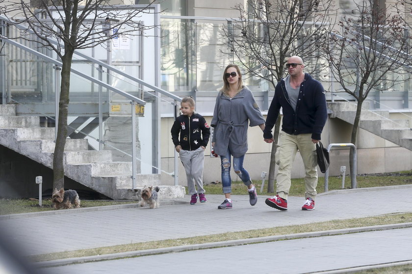 Tomasz Oświeciński z partnerką i córką Mają na spacerze