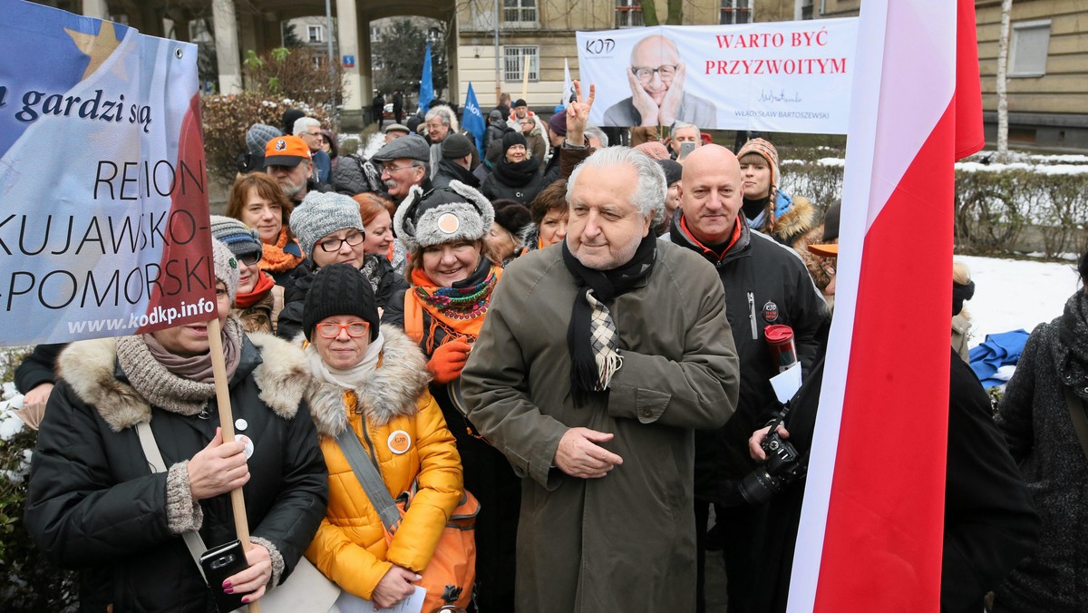 W południe na tyłach sądów przy ul. Ogrodowej uroczyście nadano nazwę skwerowi Władysława Bartoszewskiego. W wydarzeniu wzięli udział przedstawiciele władz miasta i Rady Warszawy, o czym informuje "Gazeta Wyborcza".