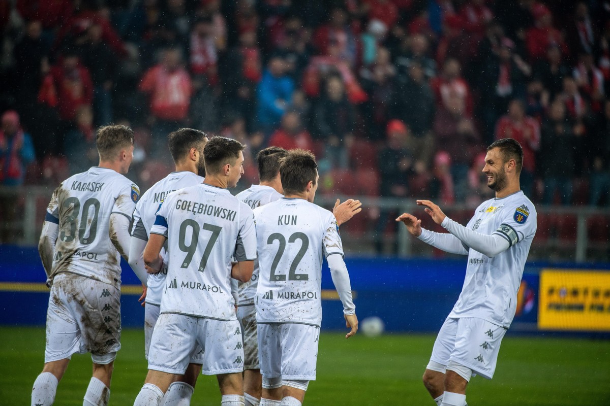 Radość zawodników Widzewa Łódź ze zdobytej bramki podczas meczu 1/16 finału piłkarskiego Pucharu Polski z GKS Jastrzębiem