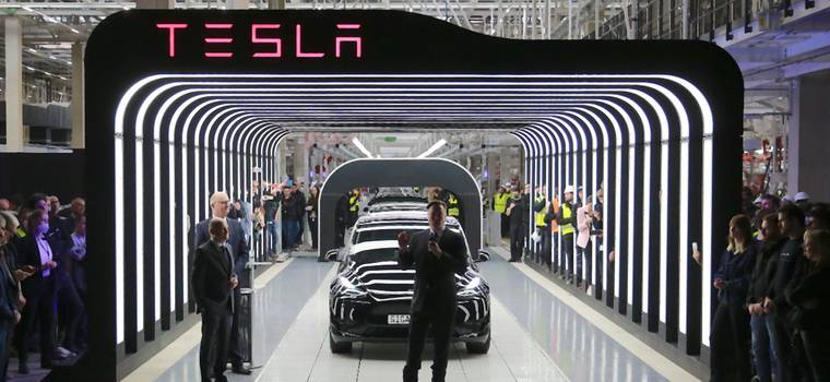 Tesla wezwana na dywanik. Grozi jej zakaz produkcji i sprzedaży samochodów