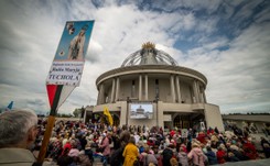 Konsekracja świątyni budowanej przez fundację ojca Rydzyka w Toruniu. Na uroczystości byli ministrowie i prezes PiS [ZDJĘCIA]