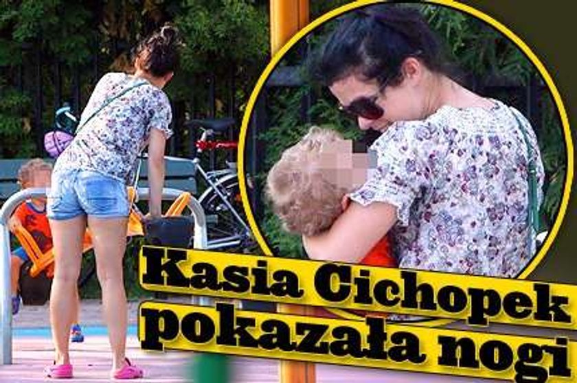 Kasia Cichopek pokazała nogi! Na spacerze z synkiem