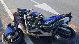 Súlyos baleset Szabadegyházán: szemből csapódott egy család kocsijába az ittas motoros – fotók