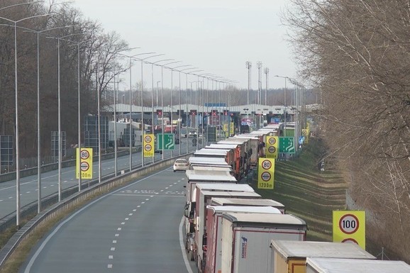 (MAPA) KOLAPS NA AUTOPUTU KOD ŠIDA Sve se crveni: Potpuna obustava za teretna vozila