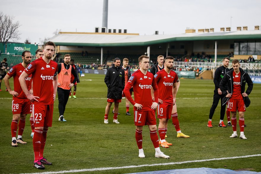 W ostatnim meczu Lechia przegrała wyjazdowe starcie z Wartą Poznań (0:2). 