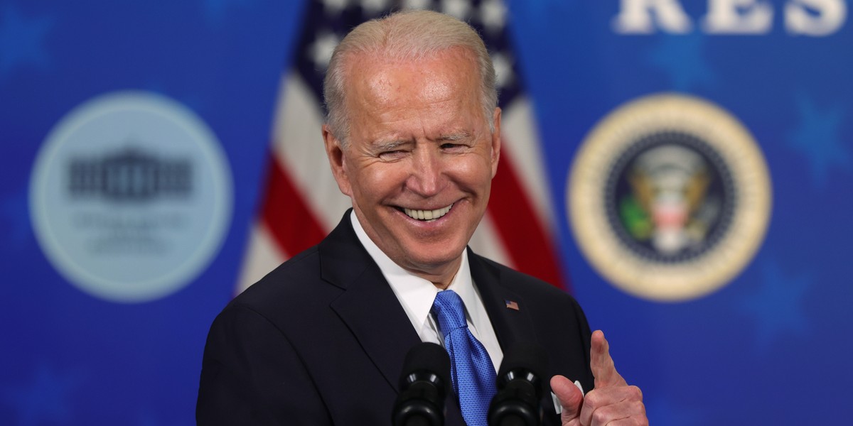 Joe Biden podpisał wart 1,9 bln dol. pakiet stymulacyjny dla gospodarki USA. 